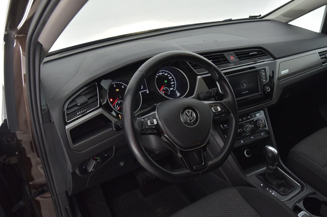 VOLKSWAGEN Touran 2016