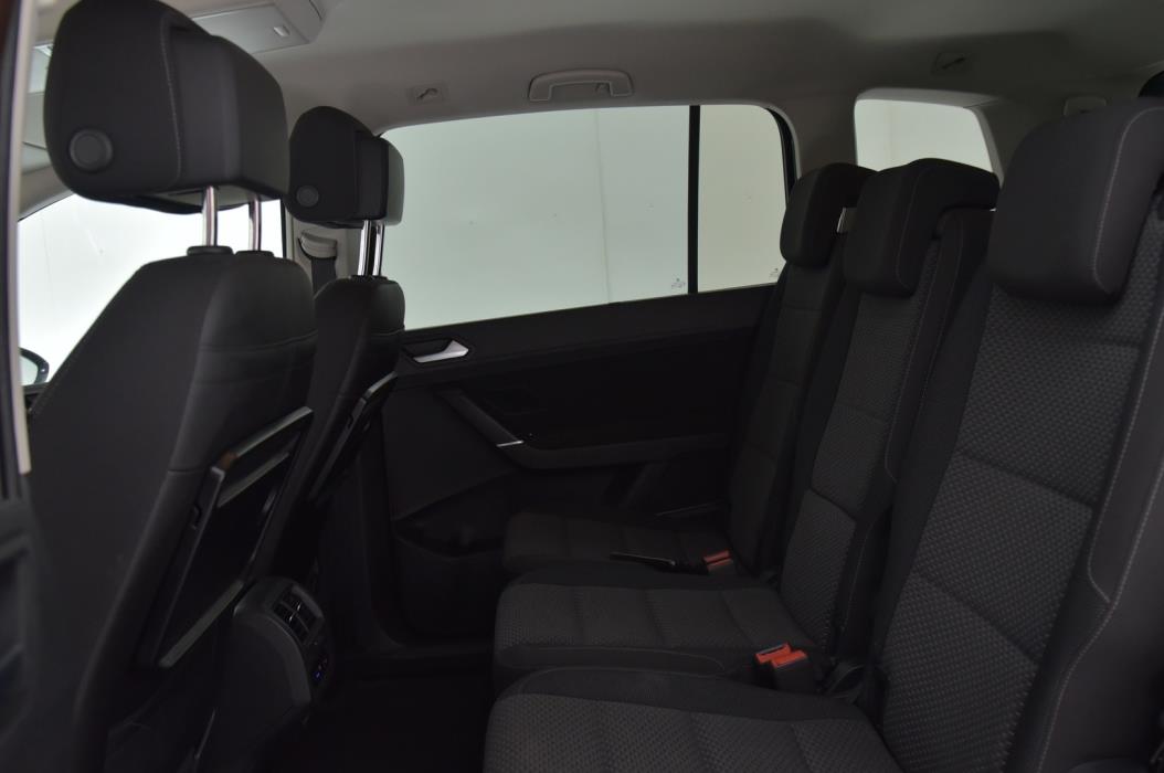VOLKSWAGEN Touran 2016