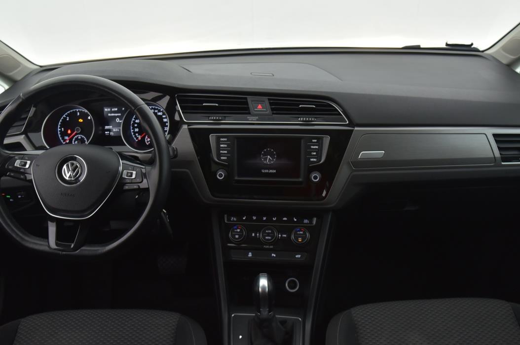 VOLKSWAGEN Touran 2016