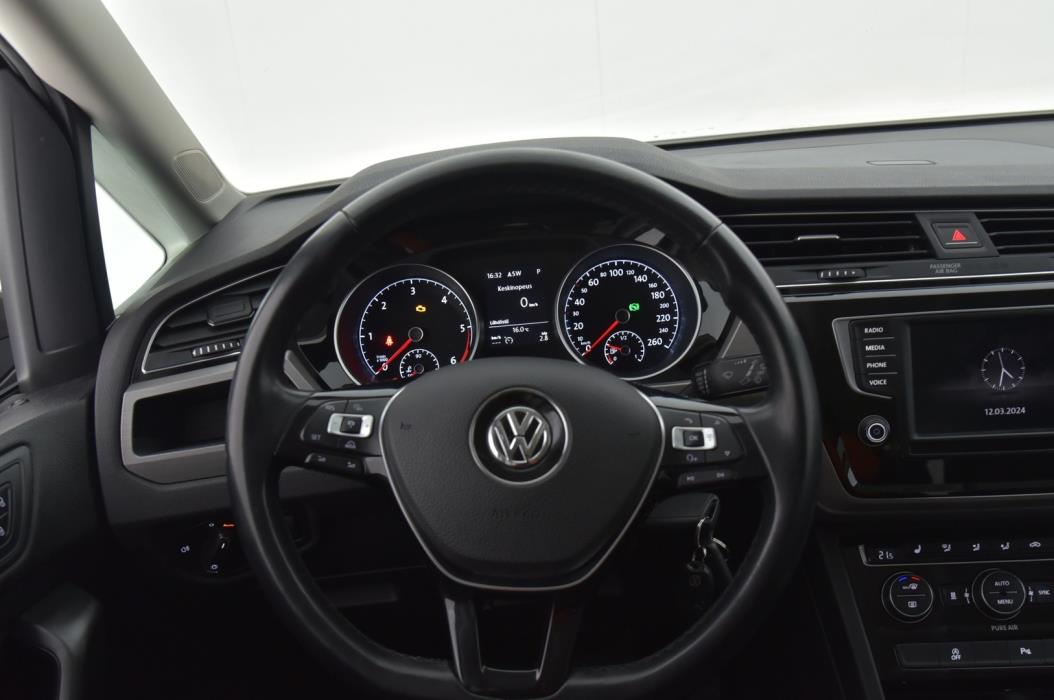 VOLKSWAGEN Touran 2016