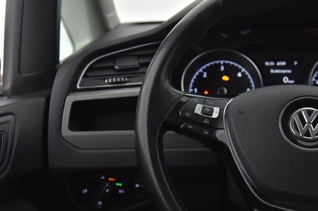 VOLKSWAGEN Touran 2016