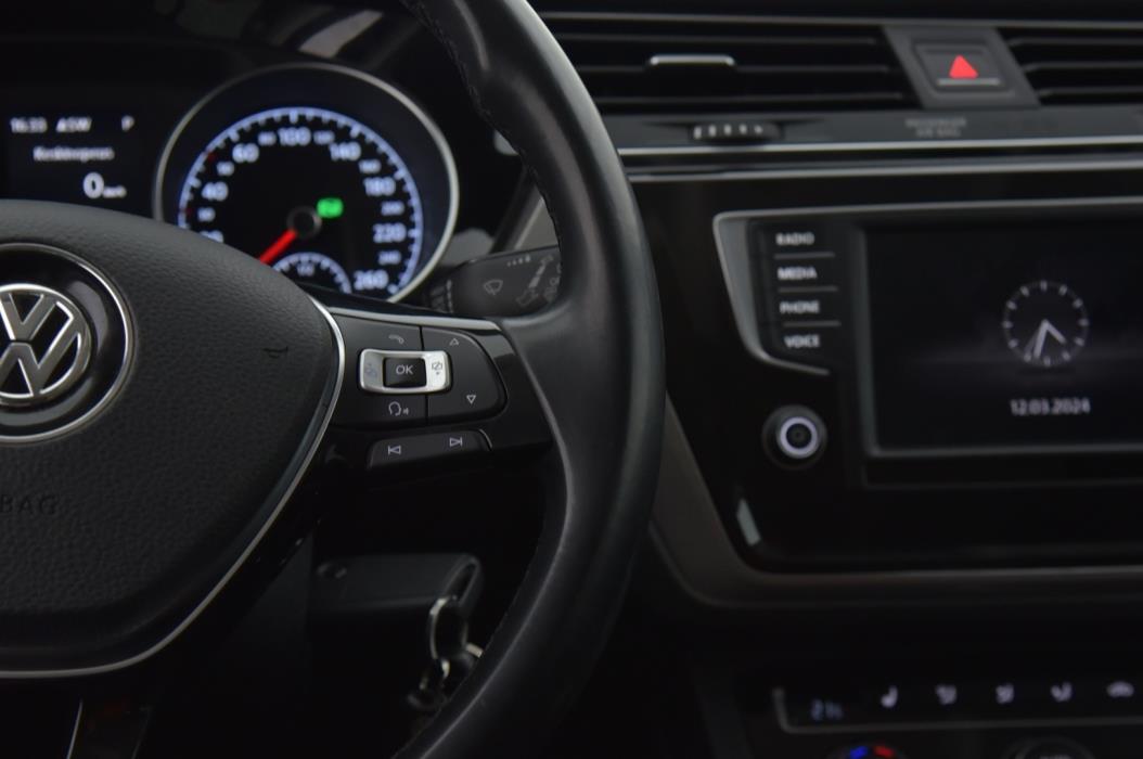 VOLKSWAGEN Touran 2016