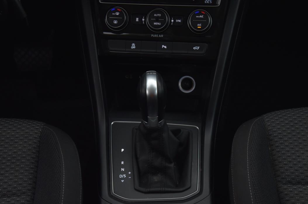 VOLKSWAGEN Touran 2016