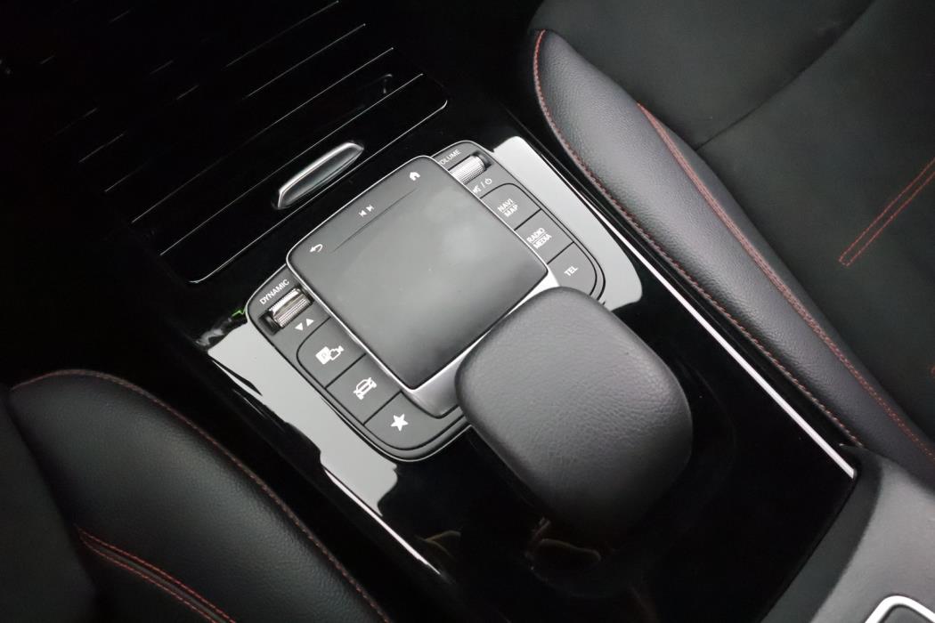 MERCEDES-BENZ A 2022