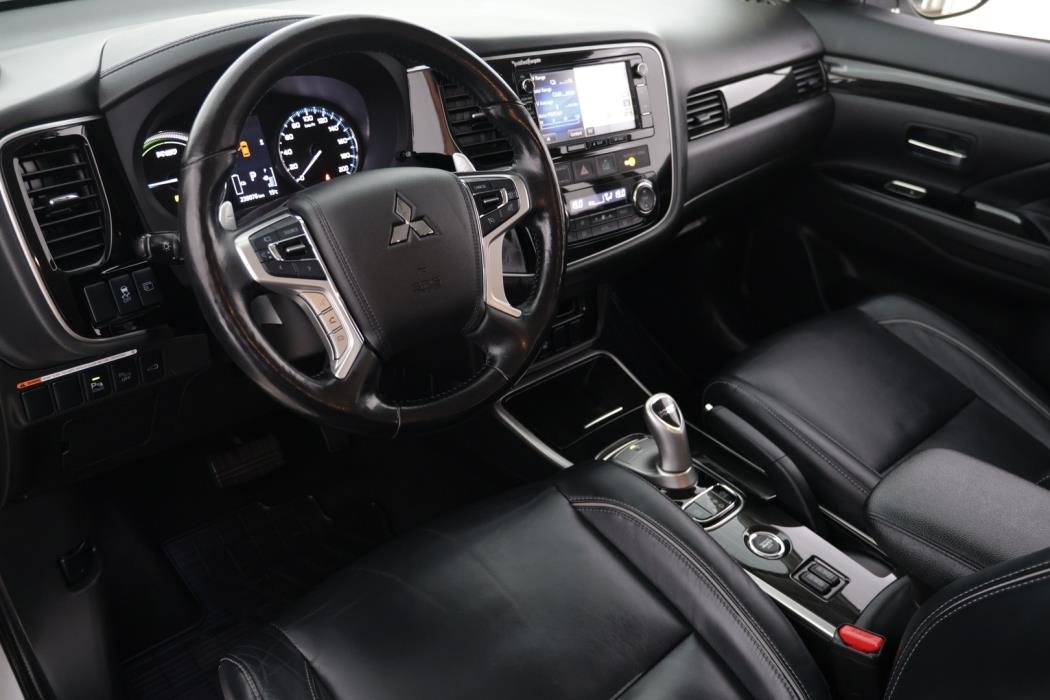 MITSUBISHI OUTLANDER PHEV 2016