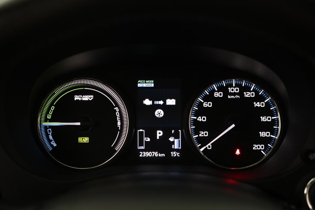 MITSUBISHI OUTLANDER PHEV 2016