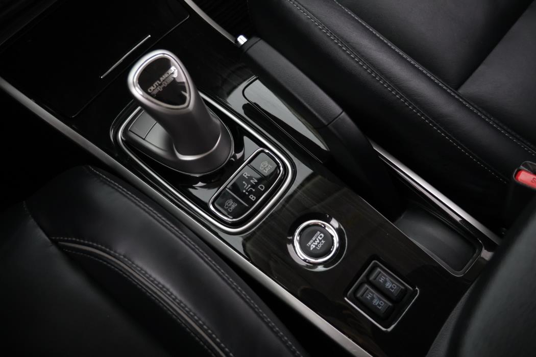 MITSUBISHI OUTLANDER PHEV 2016