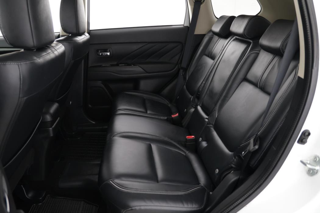 MITSUBISHI OUTLANDER PHEV 2016
