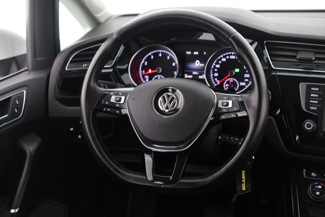 VOLKSWAGEN Touran 2017