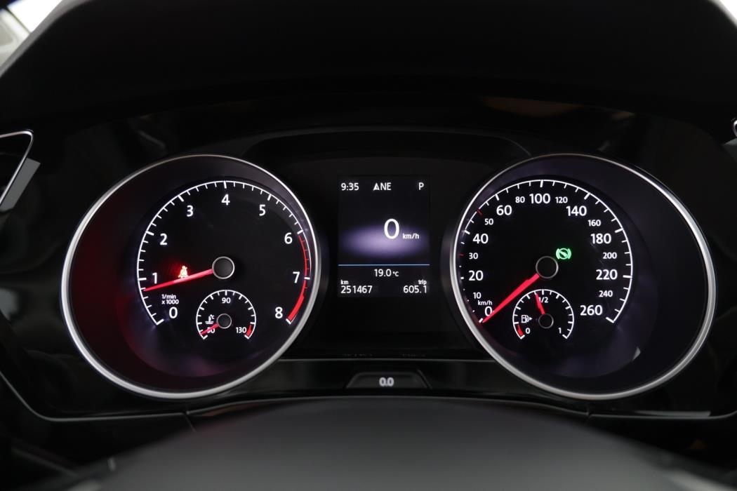 VOLKSWAGEN Touran 2017