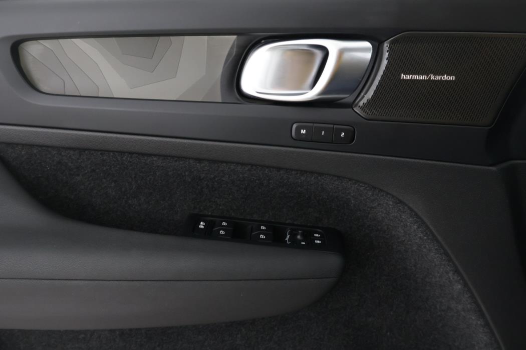 VOLVO XC40 2023