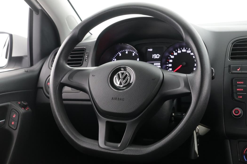 VOLKSWAGEN Polo 2016