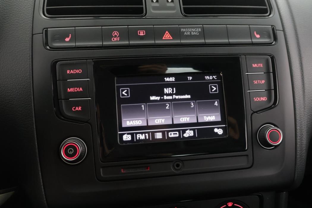 VOLKSWAGEN Polo 2016