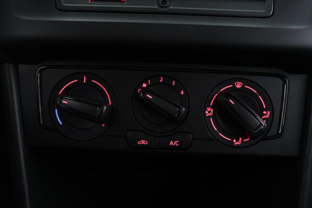 VOLKSWAGEN Polo 2016