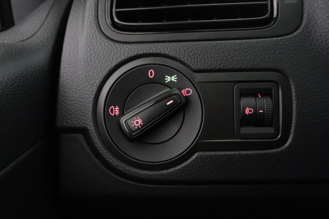 VOLKSWAGEN Polo 2016