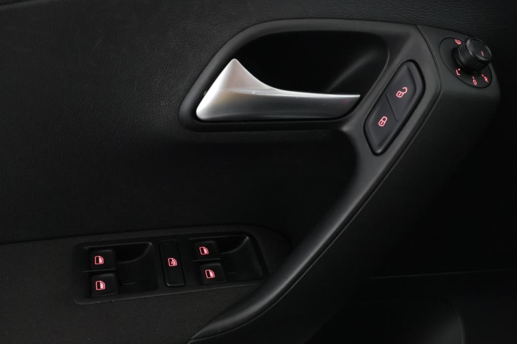 VOLKSWAGEN Polo 2016