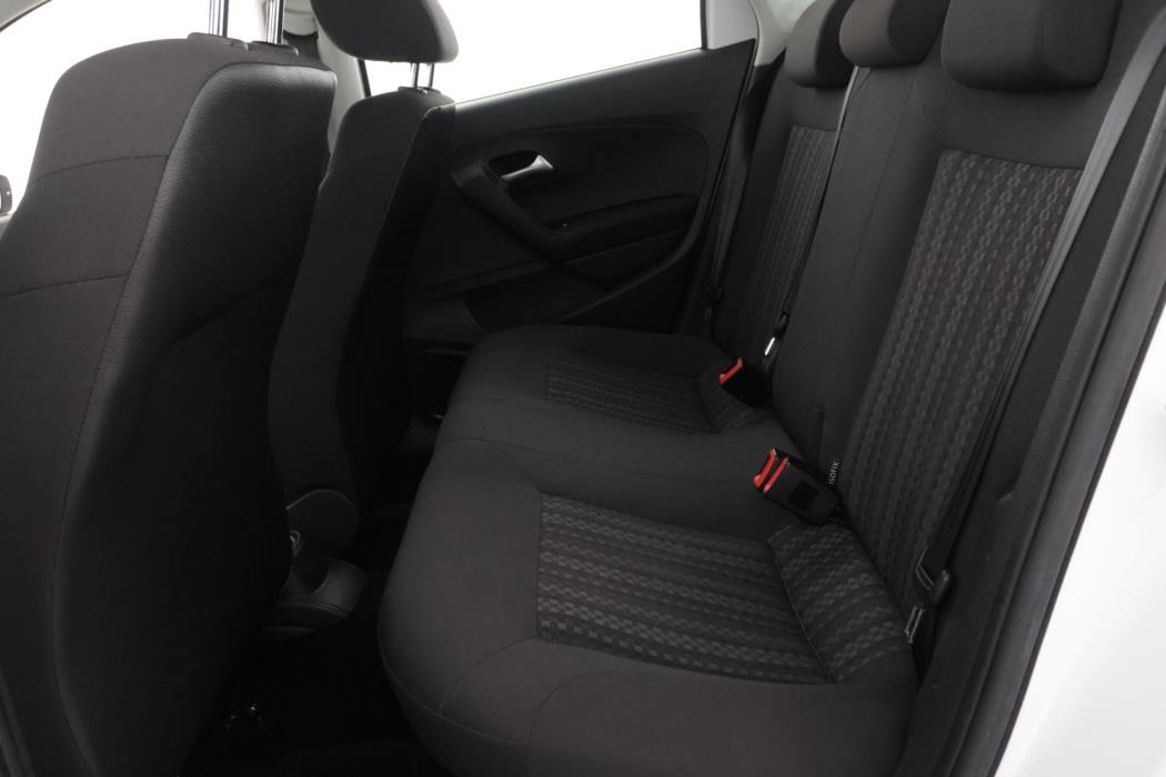 VOLKSWAGEN Polo 2016