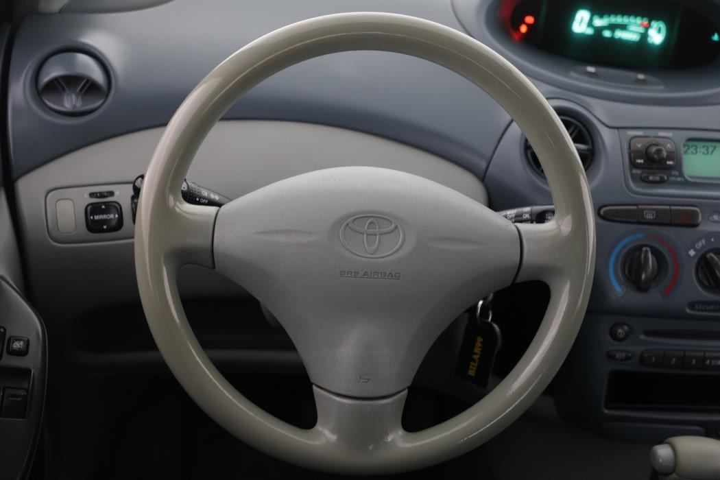 TOYOTA Yaris 2002
