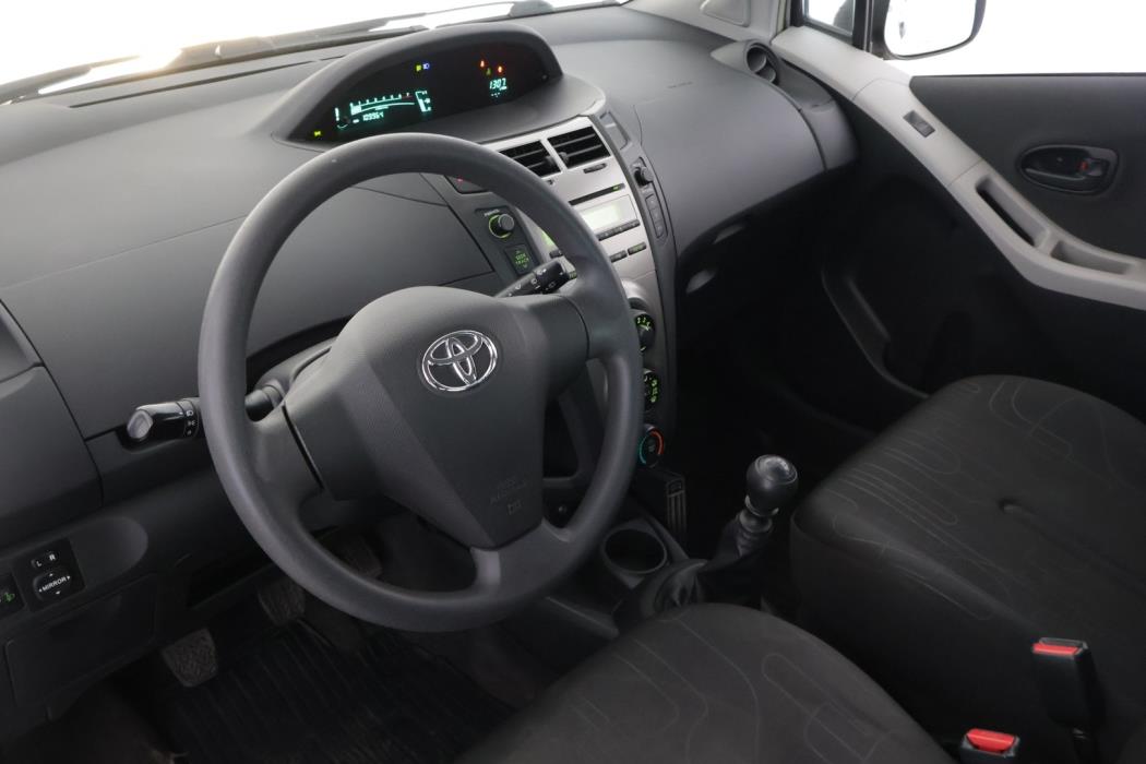 TOYOTA Yaris 2011