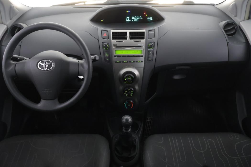 TOYOTA Yaris 2011