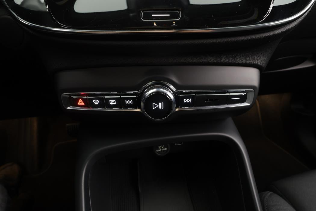 VOLVO XC40 2023