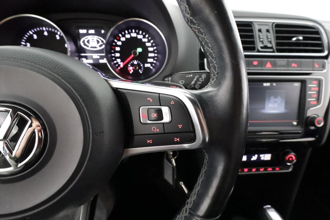 VOLKSWAGEN Polo 2016