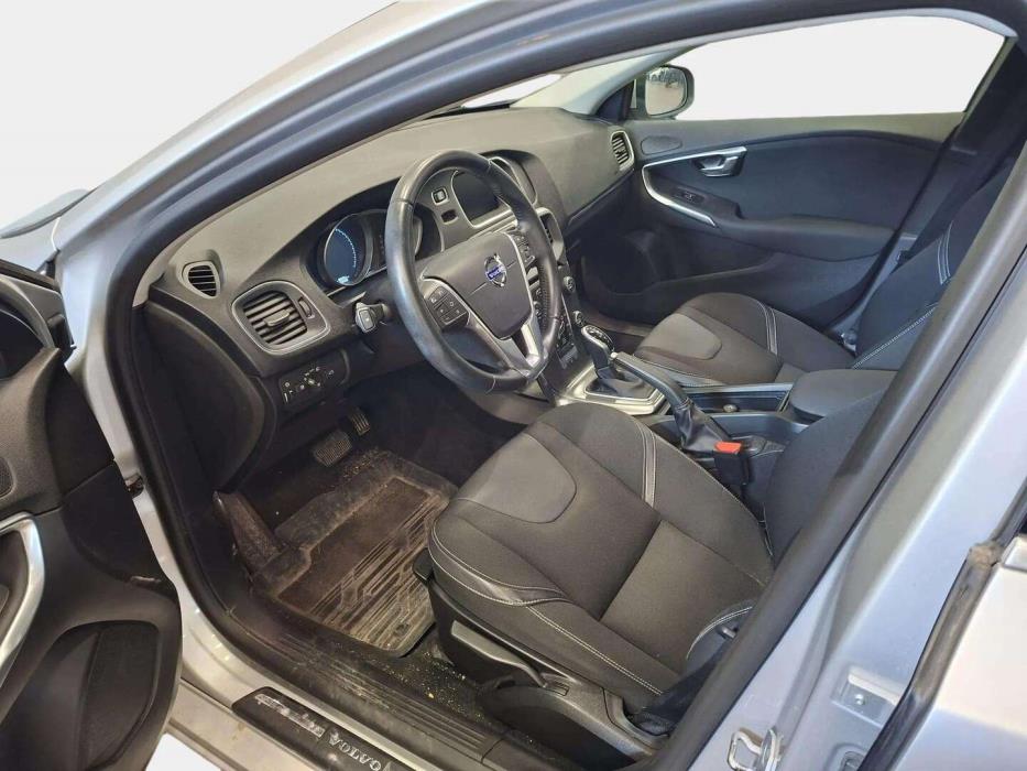 VOLVO V40 2016
