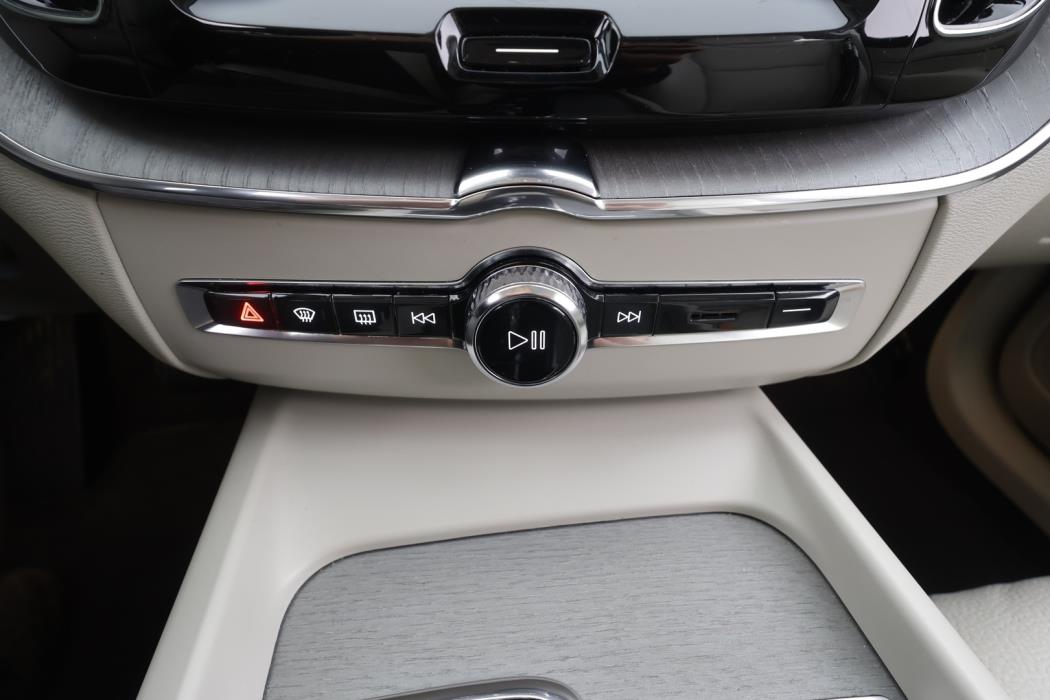 VOLVO XC60 2023