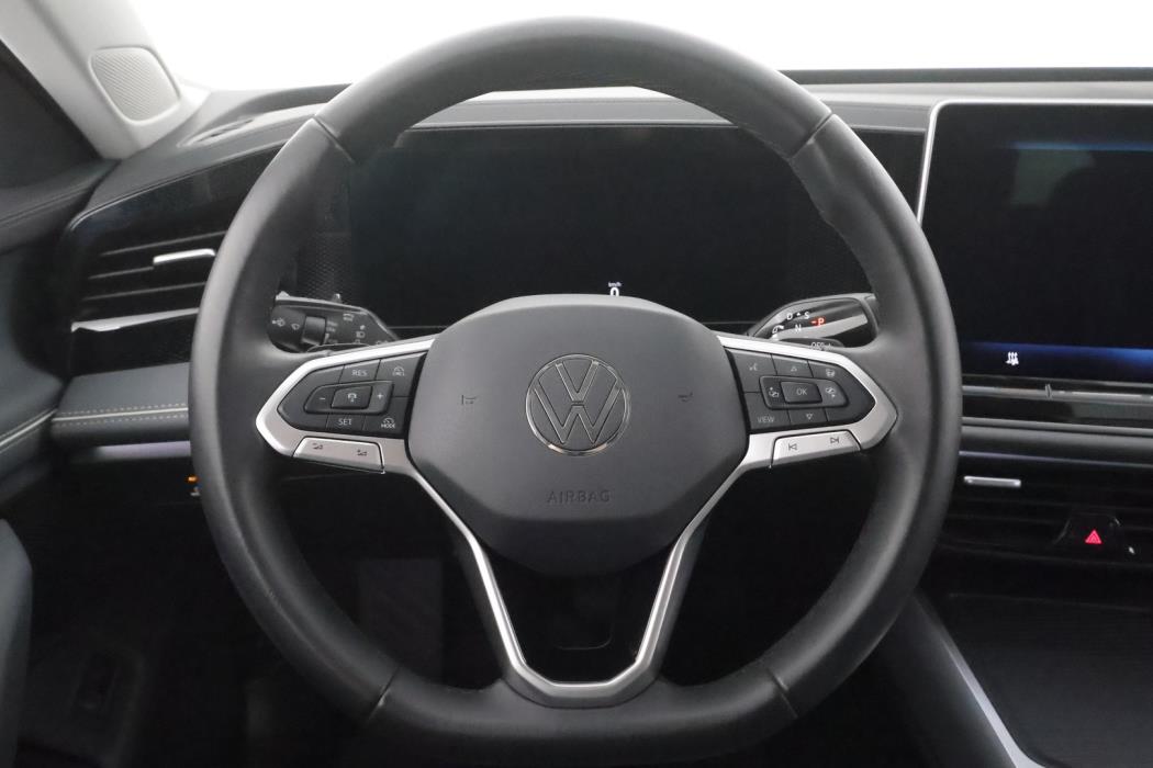 VOLKSWAGEN PASSAT 2024