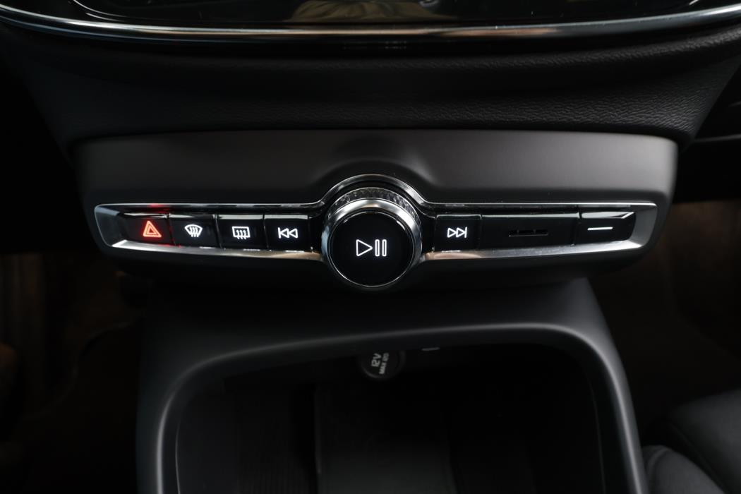 VOLVO XC40 2023