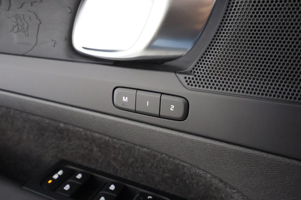VOLVO XC40 2023
