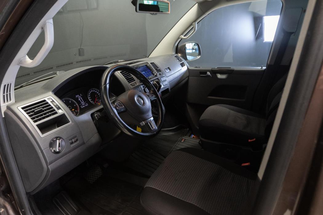 VOLKSWAGEN Caravelle 2012