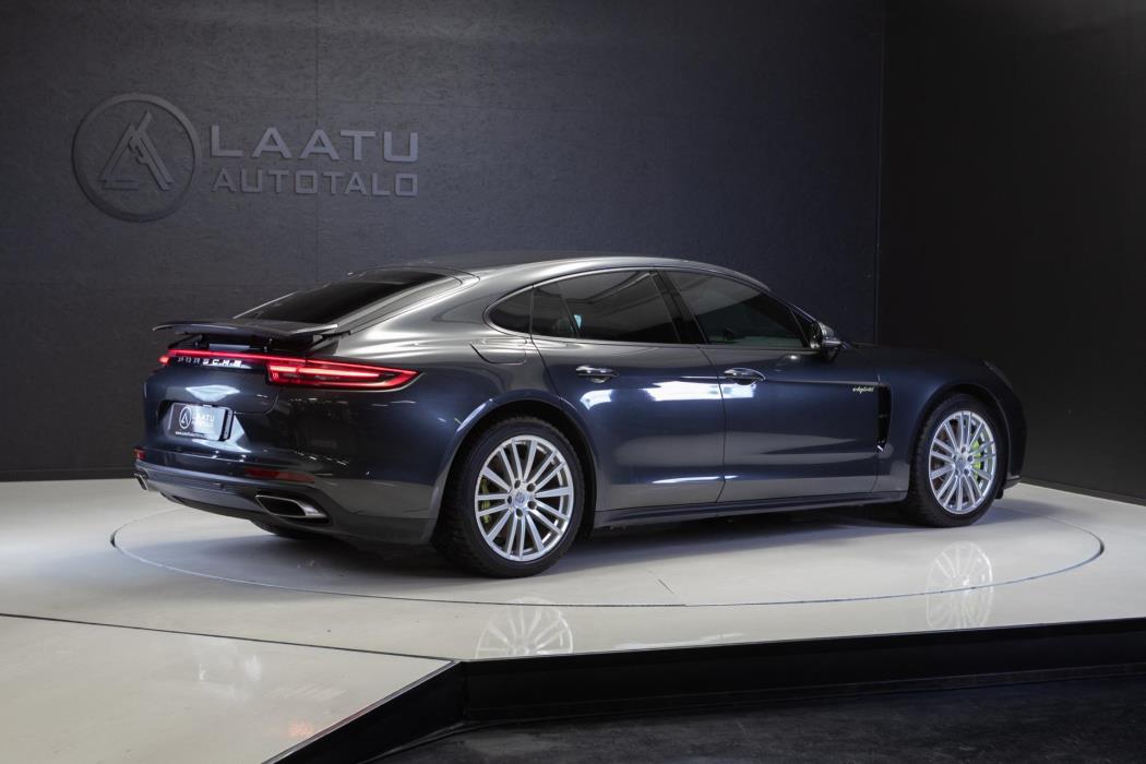 PORSCHE Panamera 2018