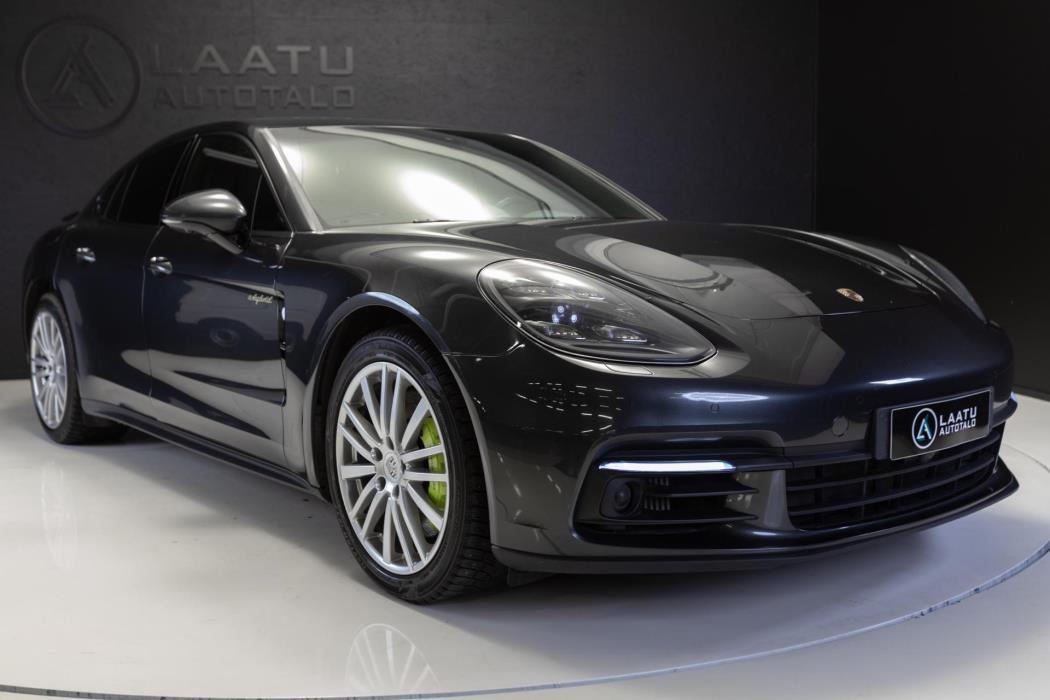 PORSCHE Panamera 2018