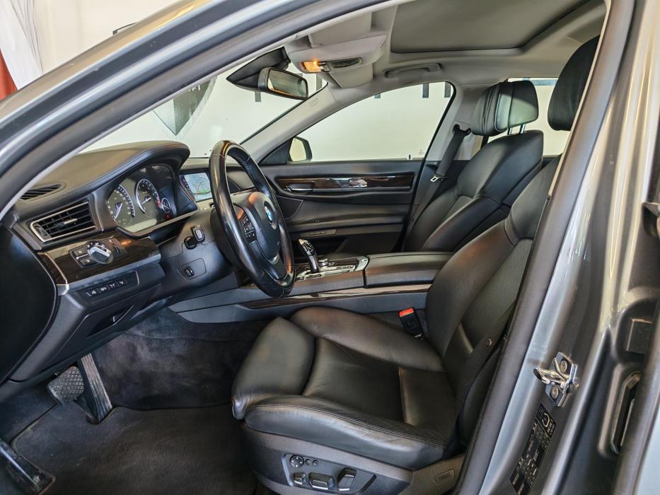 BMW 750 2010