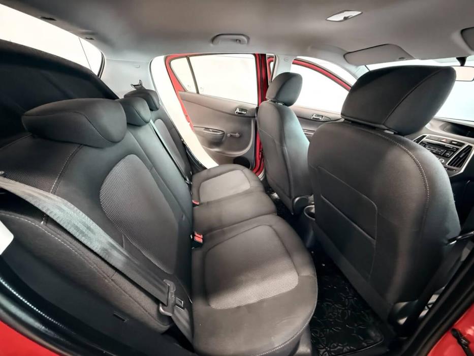 HYUNDAI i20 2013