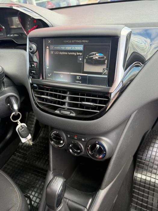 PEUGEOT 208 2015