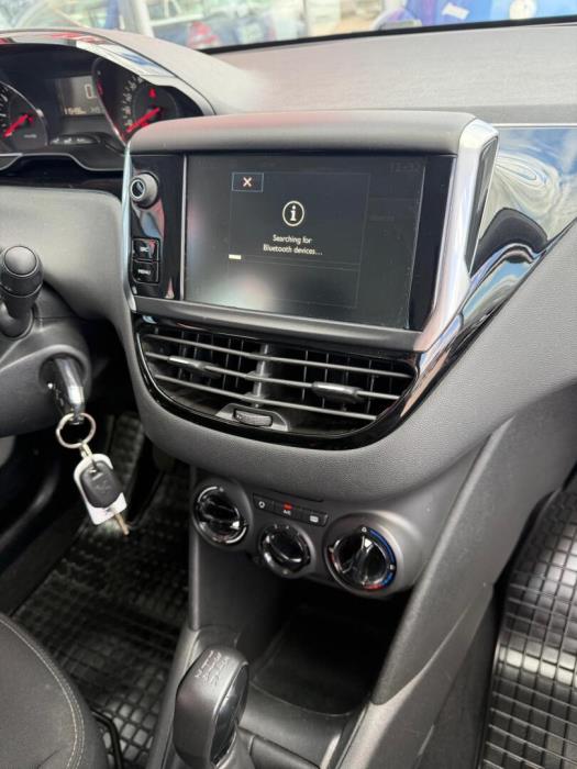 PEUGEOT 208 2015