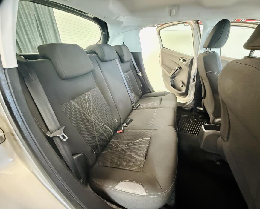 PEUGEOT 208 2015