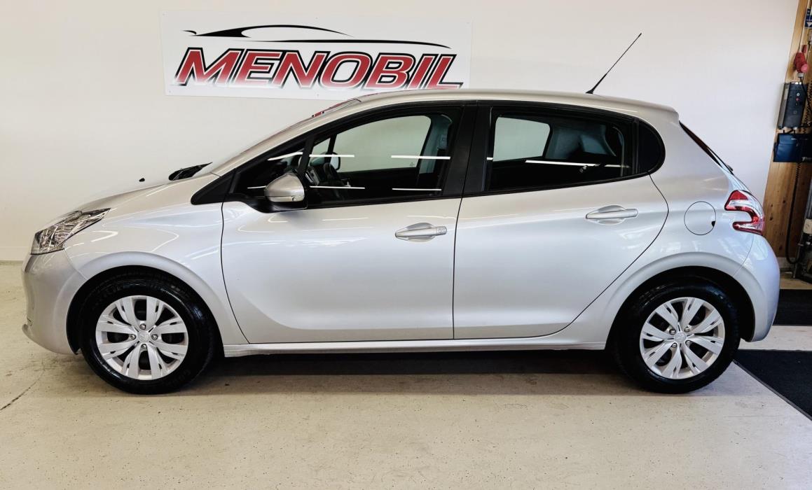 PEUGEOT 208 2015