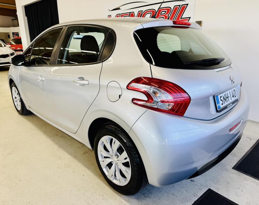 PEUGEOT 208 2015
