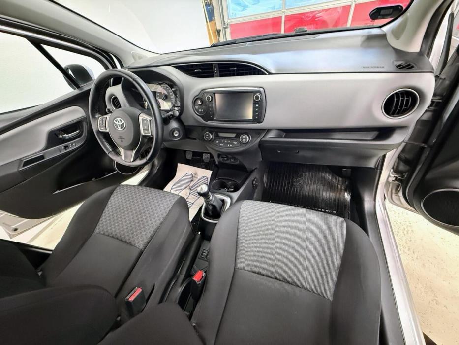 TOYOTA Yaris 2015