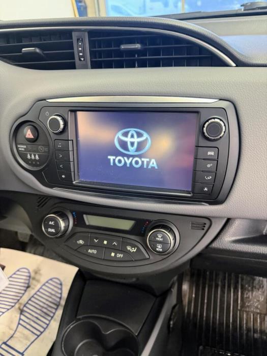 TOYOTA Yaris 2015