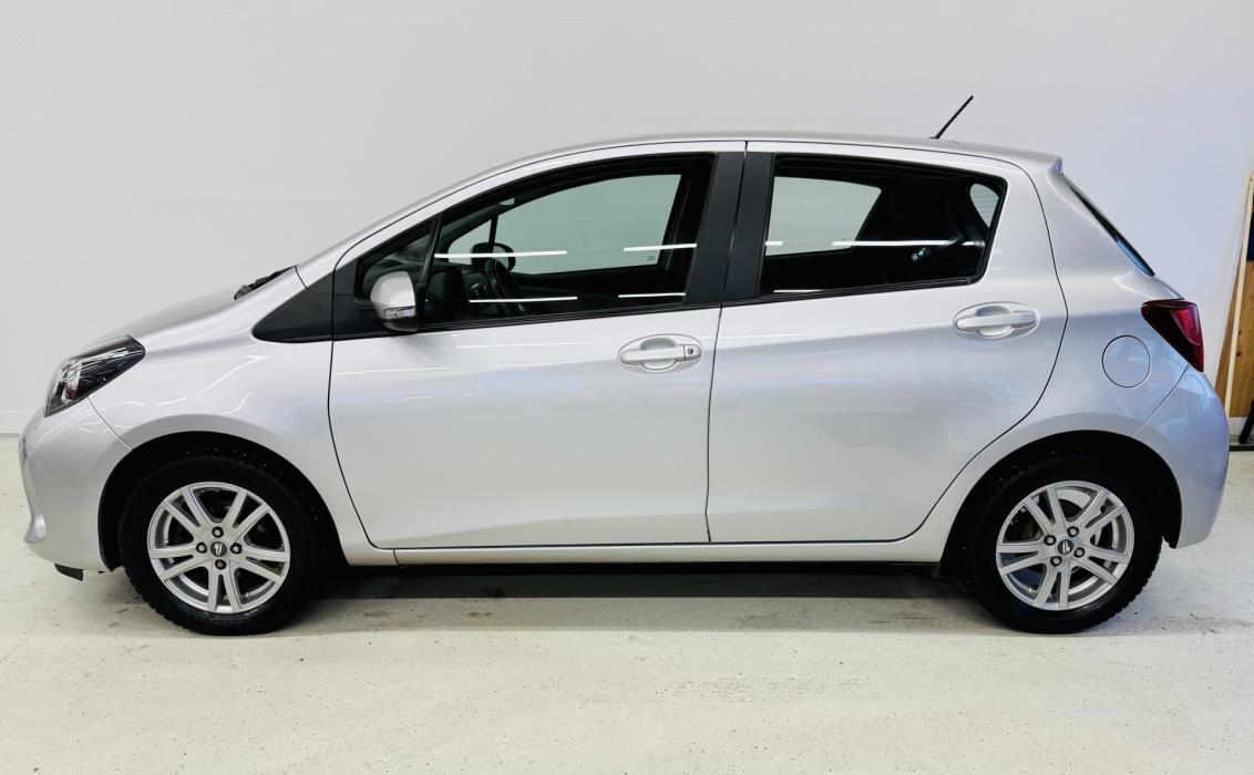 TOYOTA Yaris 2015