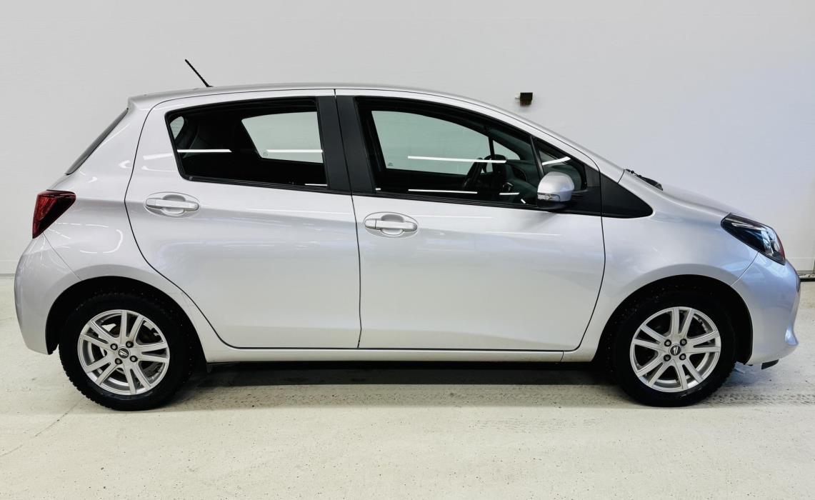 TOYOTA Yaris 2015