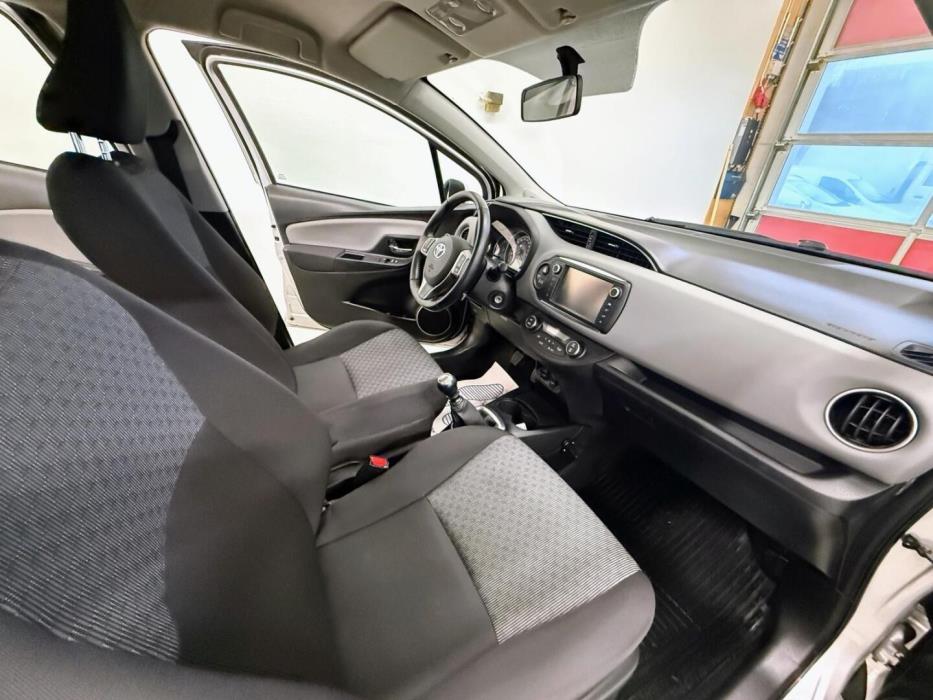 TOYOTA Yaris 2015