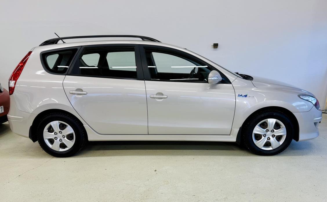 HYUNDAI i30 2011