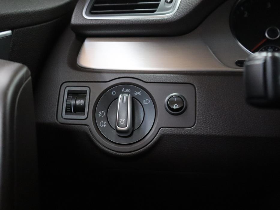 VOLKSWAGEN PASSAT 2011