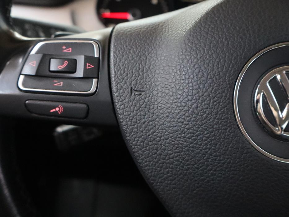 VOLKSWAGEN PASSAT 2011