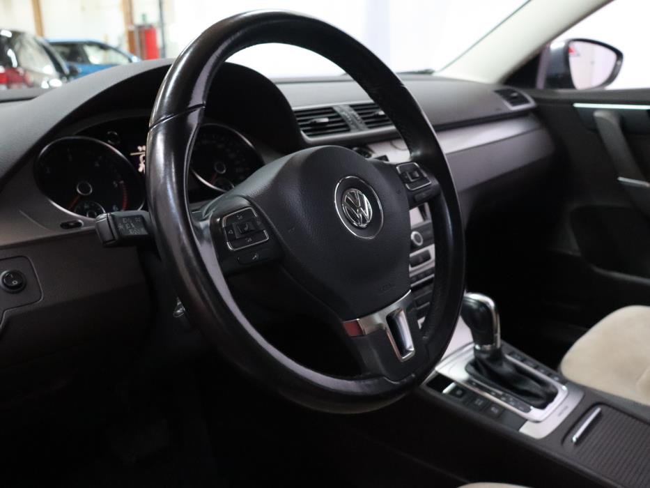 VOLKSWAGEN PASSAT 2011